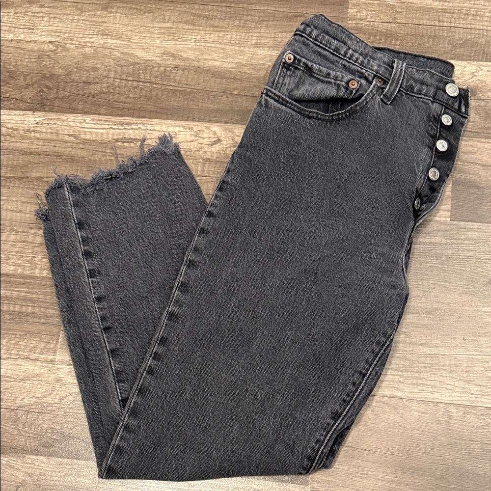 LEVI women’s Stylish Black Button-Up cropped Jean. W30 L26
